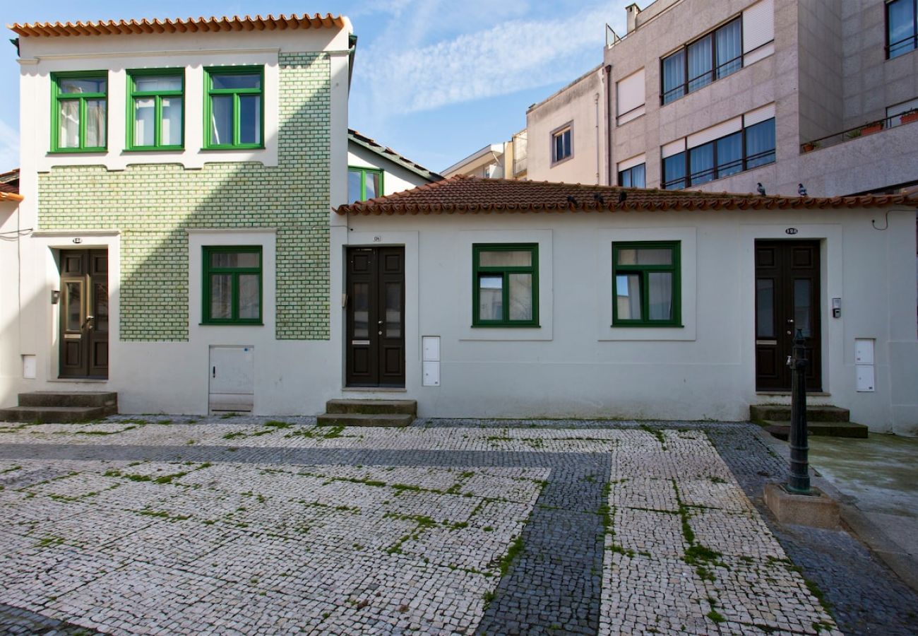 Apartamento em Porto - Lovely Nest w/AC, Charm house Downtown Porto near