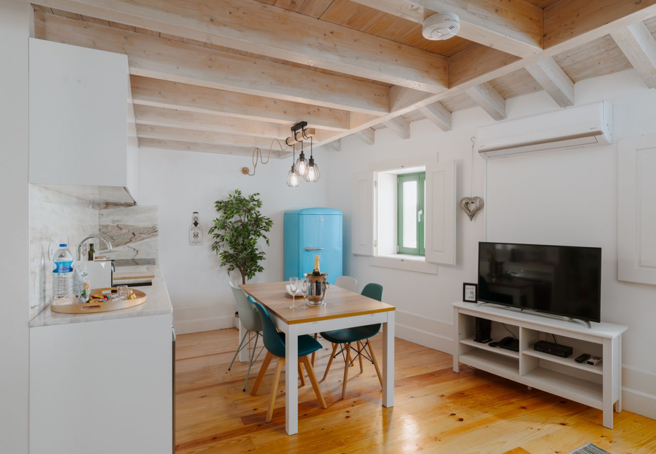 Apartamento em Porto - Lovely Nest w/AC, Charm house Downtown Porto near