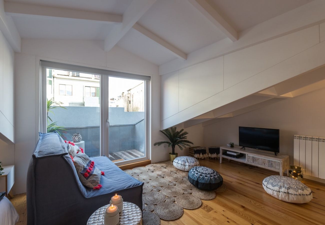 Apartamento em Porto - Beautiful Loft w/AC, Balcony , Downtown near Metro