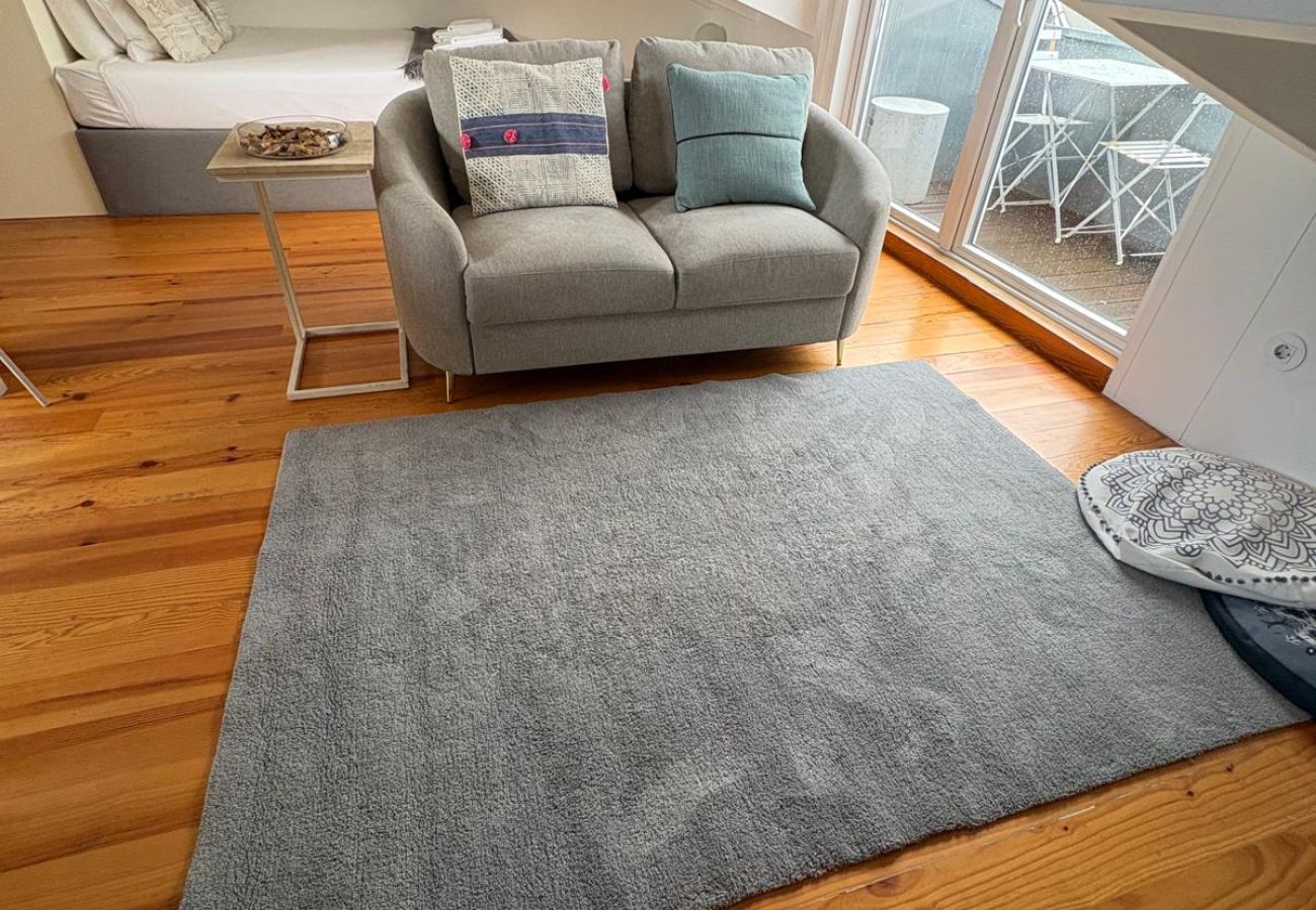 Apartamento em Porto - Beautiful Loft w/AC, Balcony , Downtown near Metro