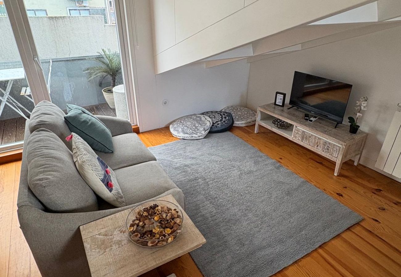 Apartamento em Porto - Beautiful Loft w/AC, Balcony , Downtown near Metro
