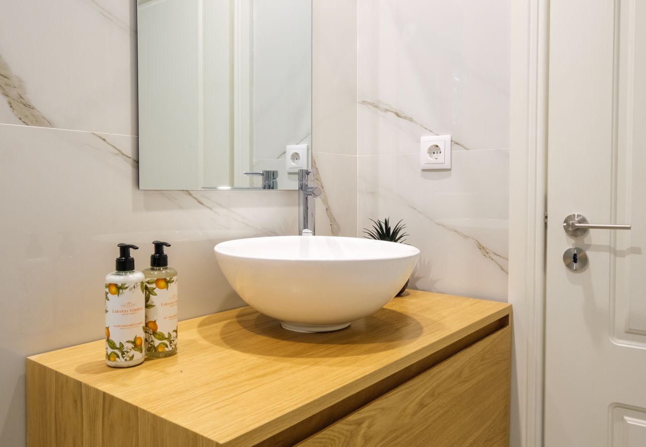 Apartamento em Porto - Art Deco 13 Luxury 2BR Apartment Downtown Metro AC