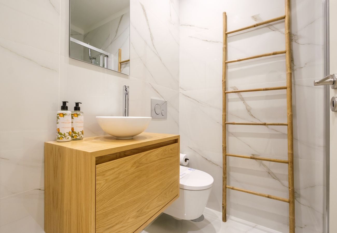 Apartamento em Porto - Art Deco 11 Luxury 2BR Apartment Downtown Metro AC