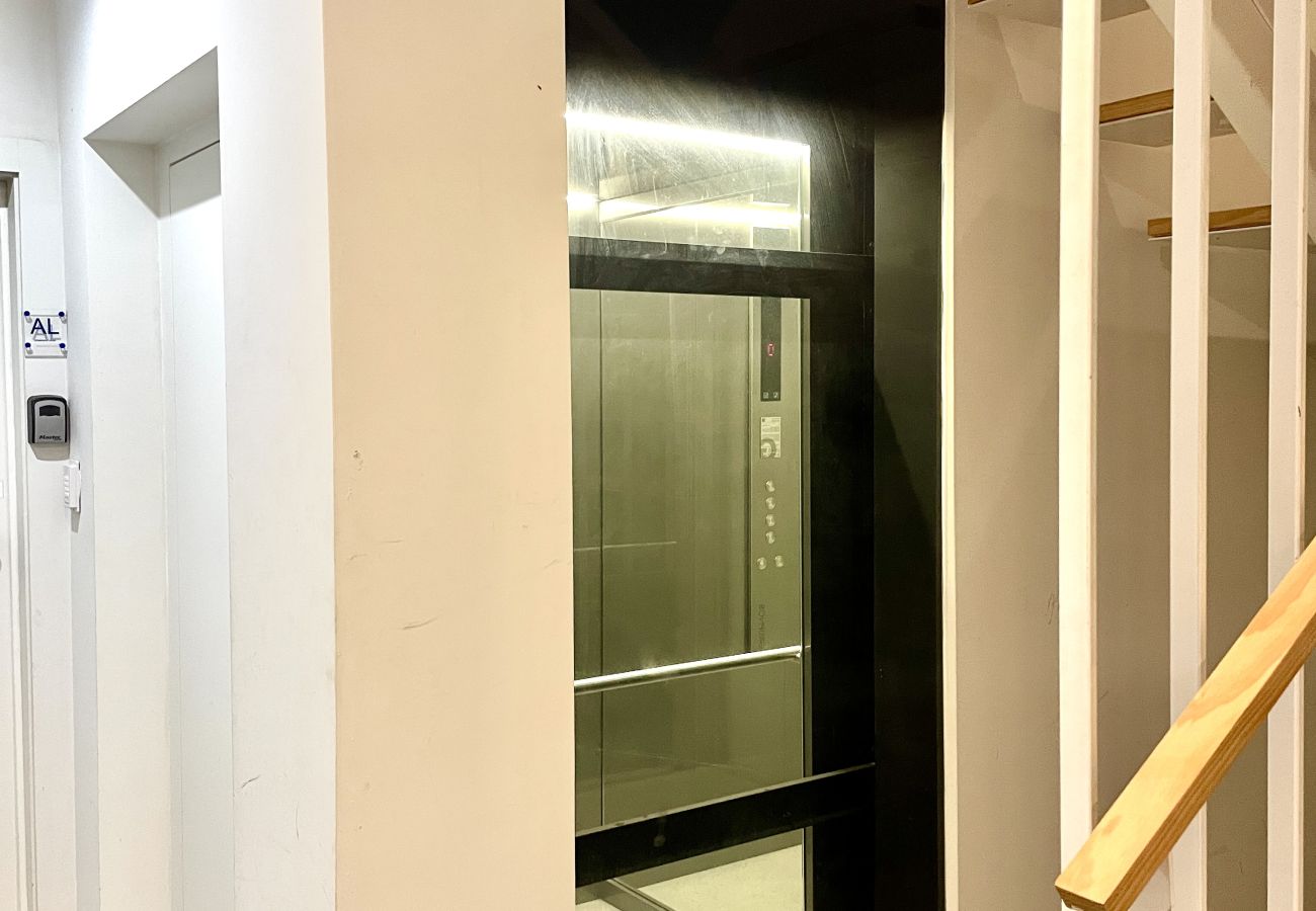 Apartamento em Porto - Elegant Sunlit Loft in the trendy heart of Porto!