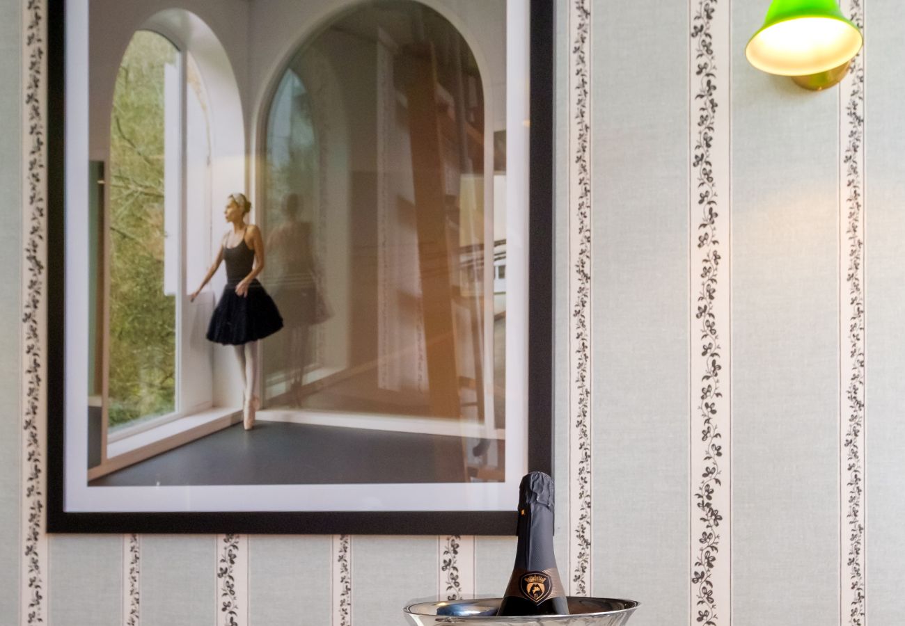 Apartment in Porto - Elegant Ballet House | Metro · Downtown · A/C