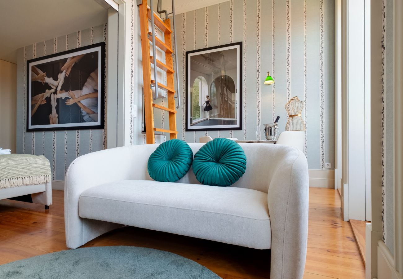 Apartment in Porto - Elegant Ballet House | Metro · Downtown · A/C