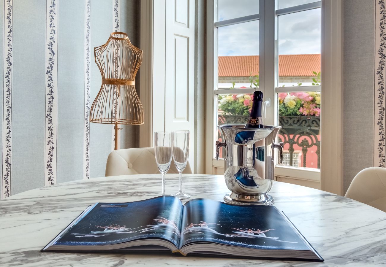 Apartment in Porto - Elegant Ballet House | Metro · Downtown · A/C