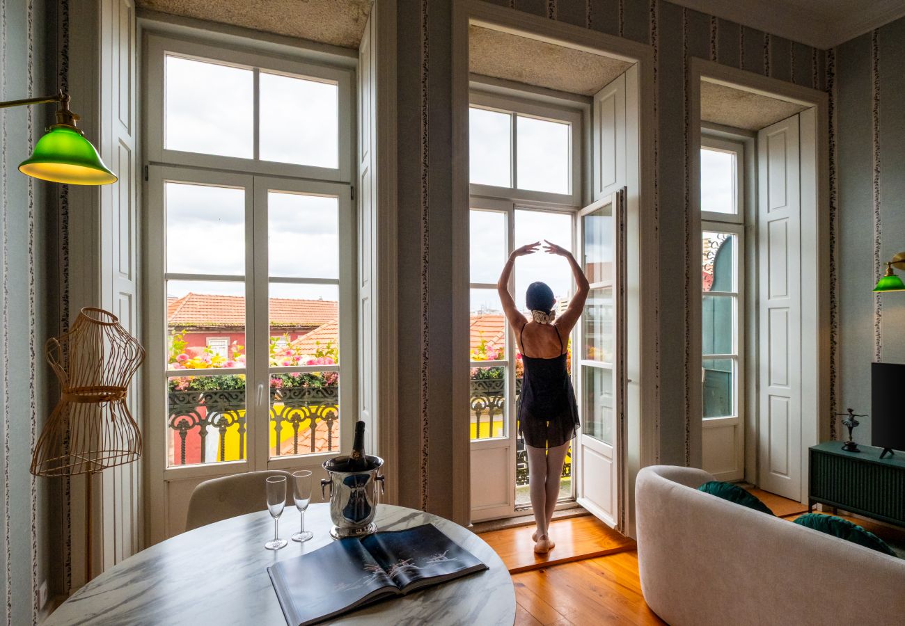 Apartment in Porto - Elegant Ballet House | Metro · Downtown · A/C