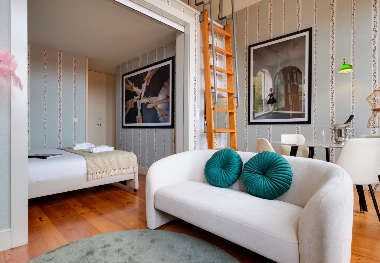 Apartment in Porto - Elegant Ballet House | Metro · Downtown · A/C