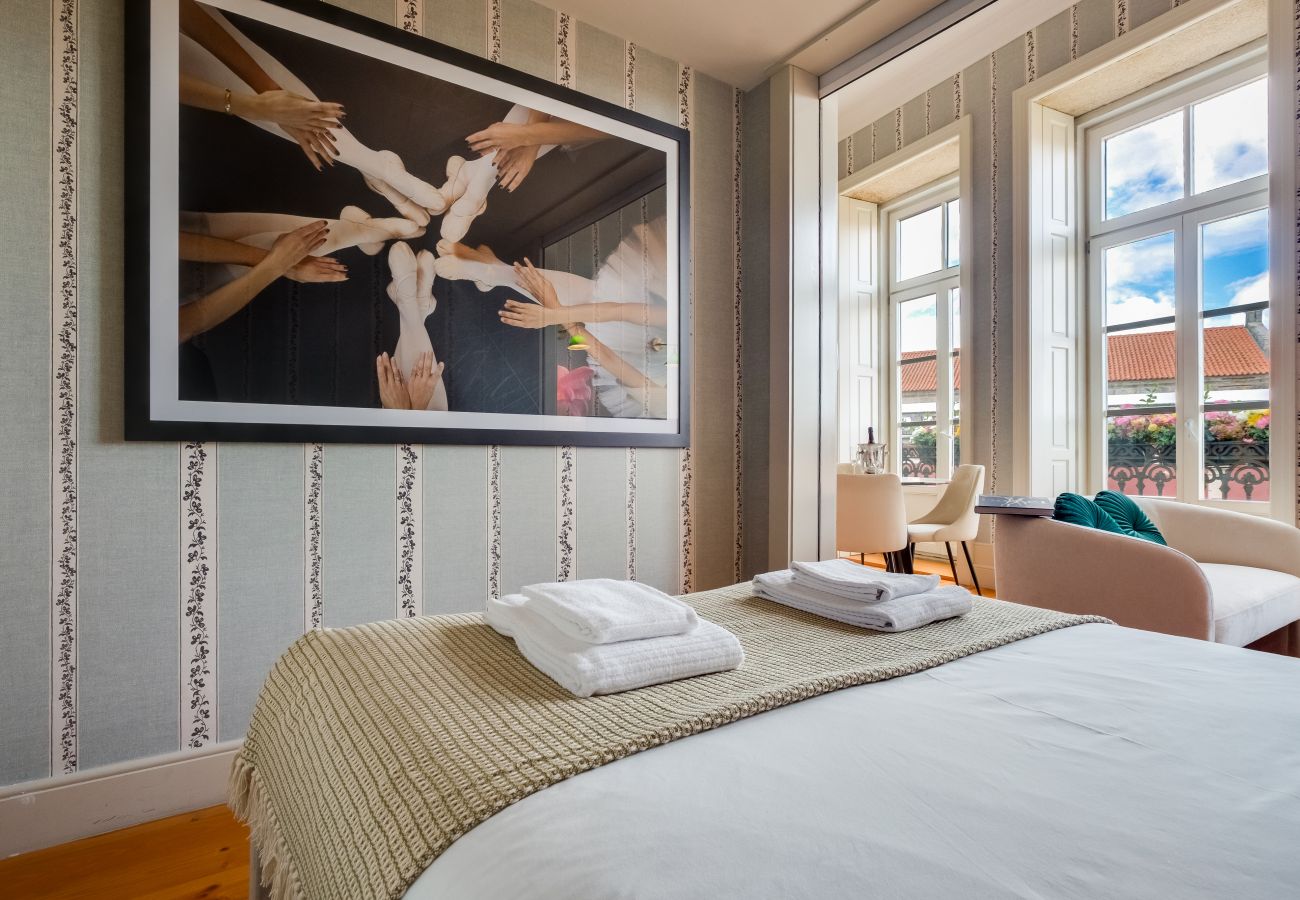 Apartment in Porto - Elegant Ballet House | Metro · Downtown · A/C