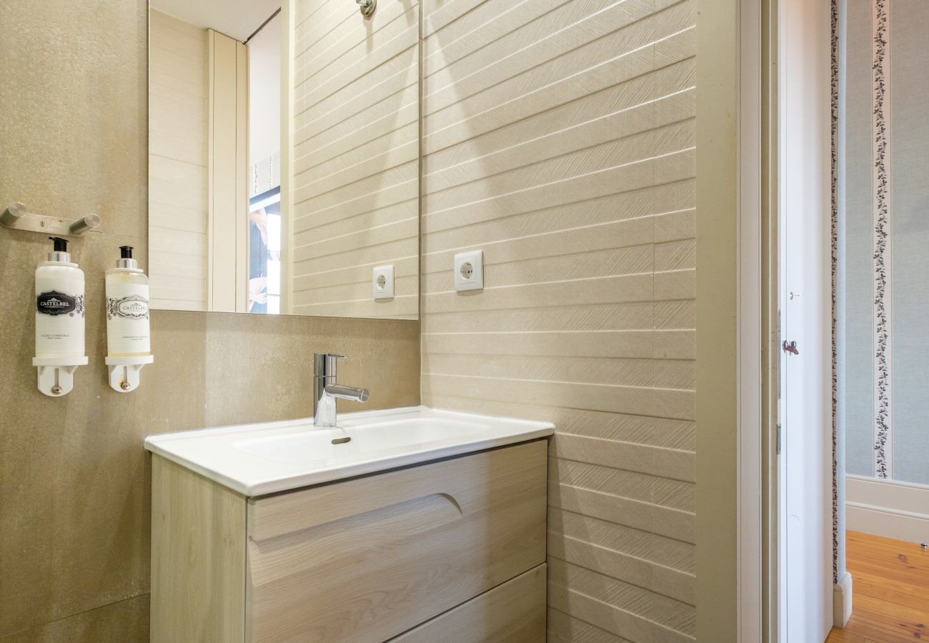 Apartment in Porto - Elegant Ballet House | Metro · Downtown · A/C