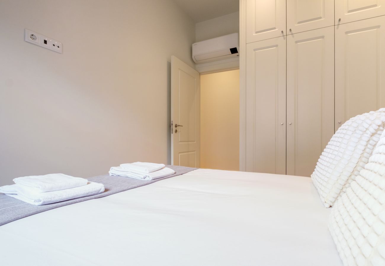 Apartment in Porto - Art Deco 12 Luxury 2BR Apartment Downtown Metro AC