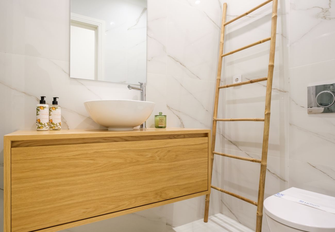 Apartment in Porto - Art Deco 12 Luxury 2BR Apartment Downtown Metro AC