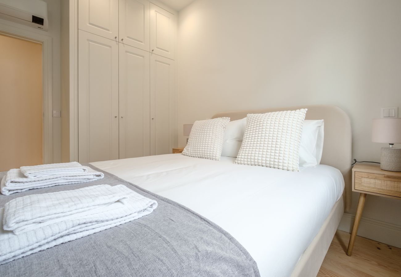 Apartment in Porto - Art Deco 12 Luxury 2BR Apartment Downtown Metro AC
