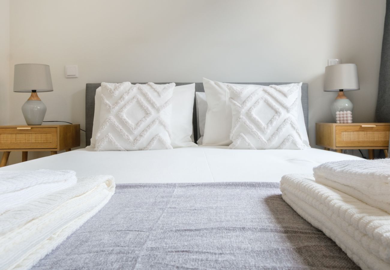 Apartment in Porto - Art Deco 12 Luxury 2BR Apartment Downtown Metro AC