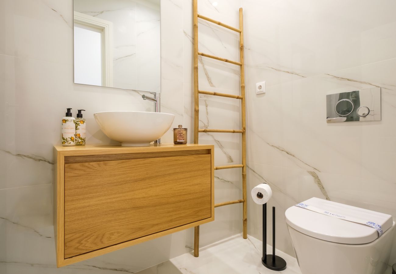 Apartment in Porto - Art Deco 32 Luxury 2BR Apartment Downtown Metro AC