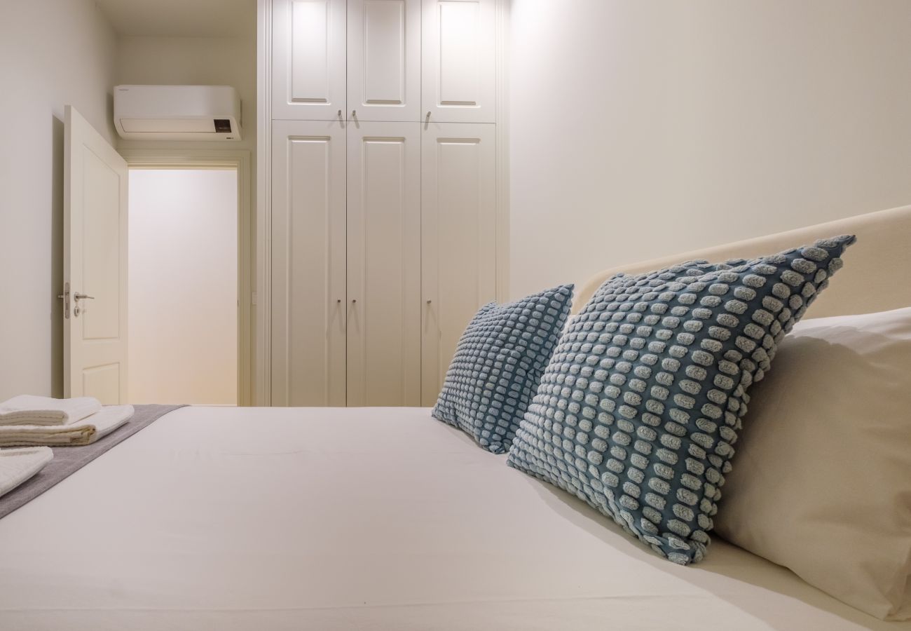 Apartment in Porto - Art Deco 32 Luxury 2BR Apartment Downtown Metro AC