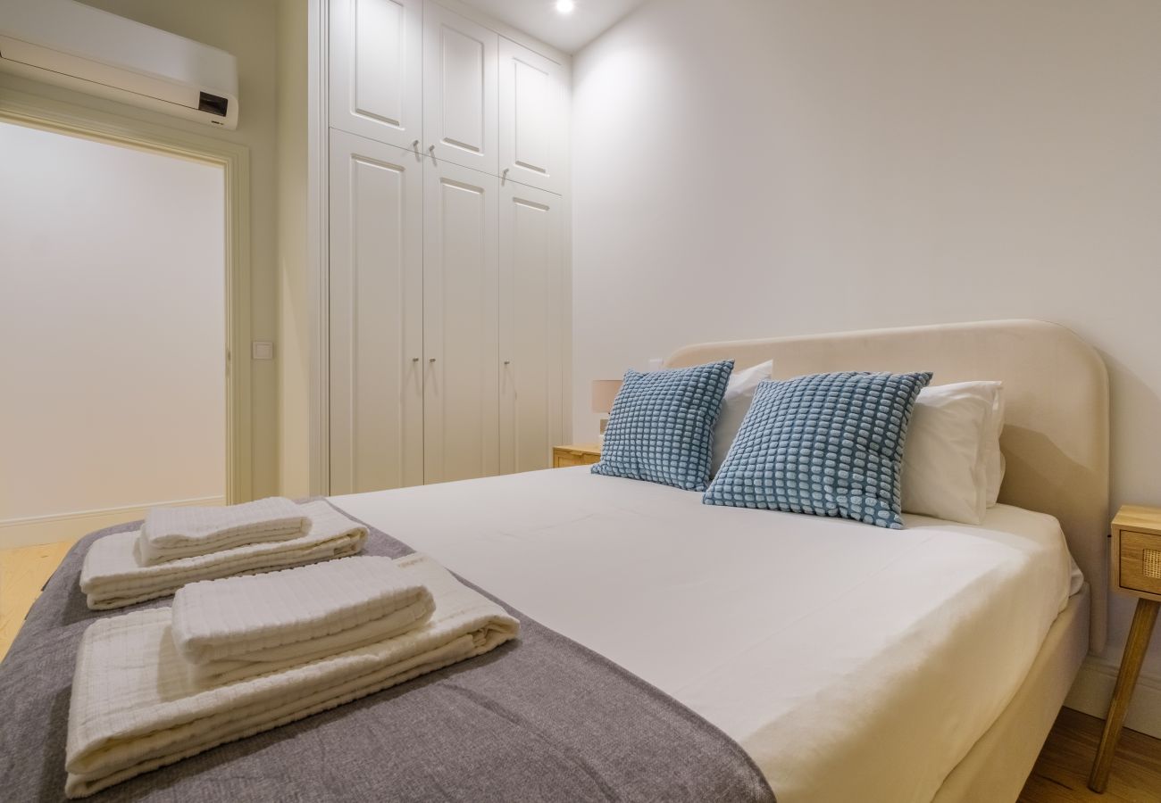 Apartment in Porto - Art Deco 32 Luxury 2BR Apartment Downtown Metro AC
