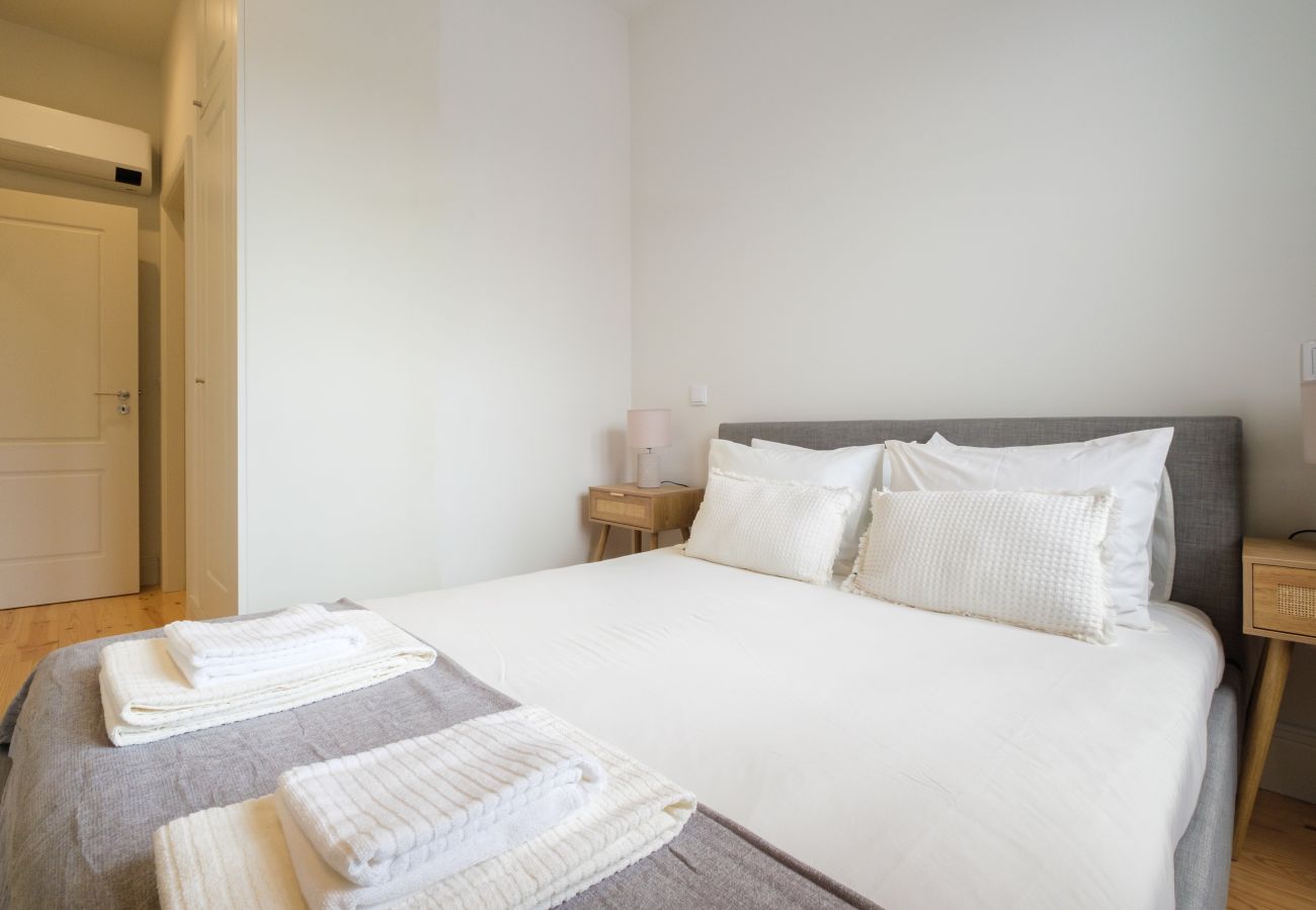 Apartment in Porto - Art Deco 32 Luxury 2BR Apartment Downtown Metro AC