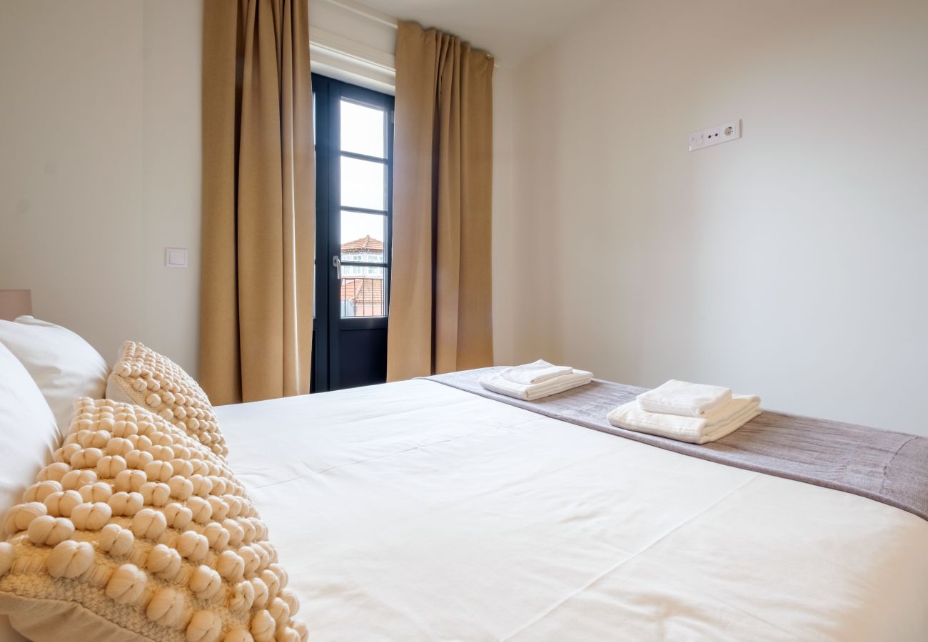 Apartment in Porto - Art Deco 42 Luxury 2BR Apartment Downtown Metro AC