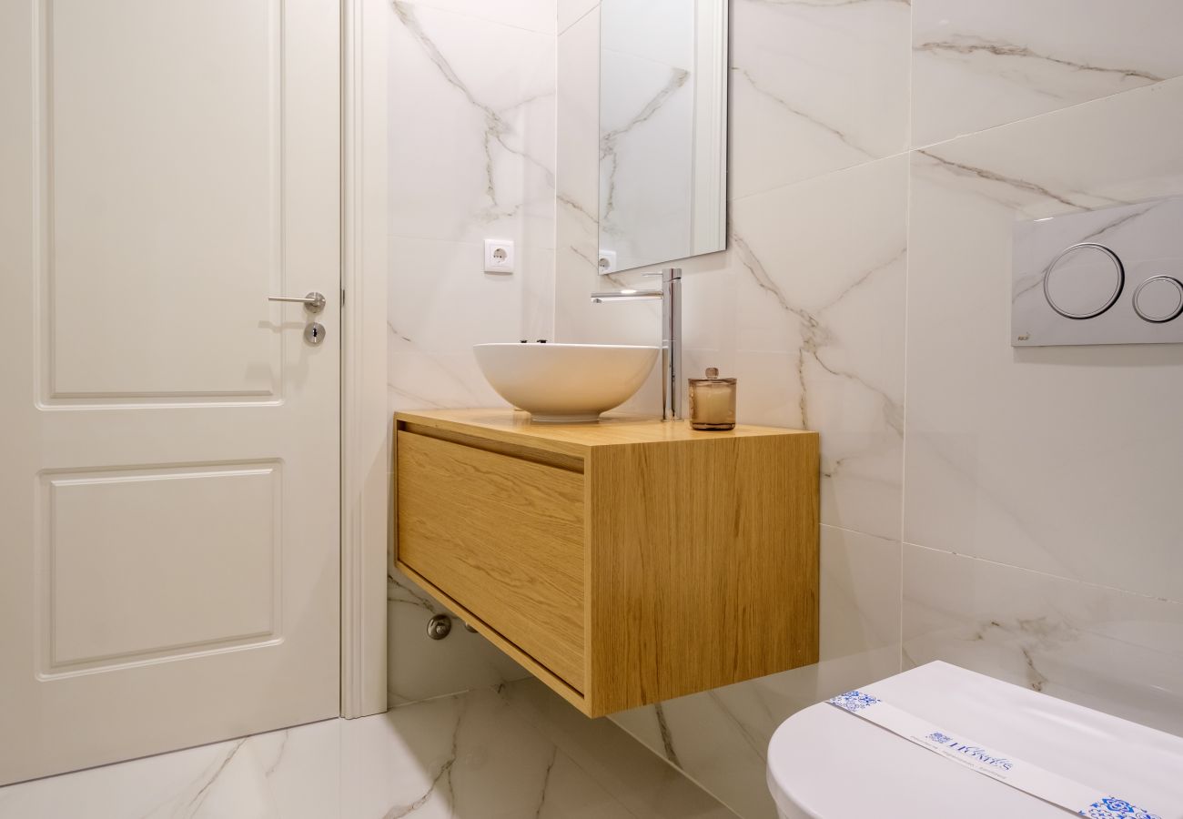 Apartment in Porto - Art Deco 42 Luxury 2BR Apartment Downtown Metro AC