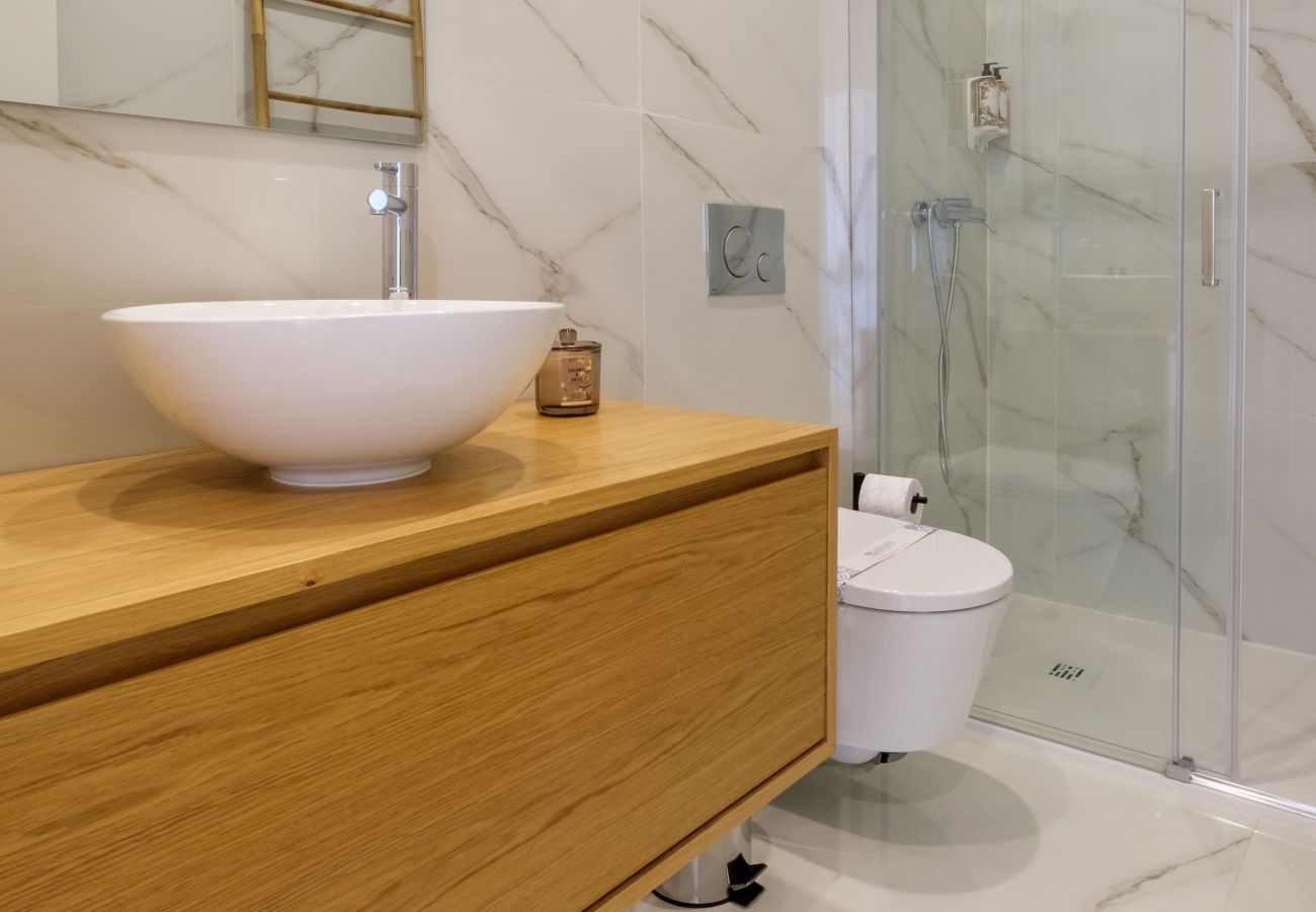 Apartment in Porto - Art Deco 42 Luxury 2BR Apartment Downtown Metro AC