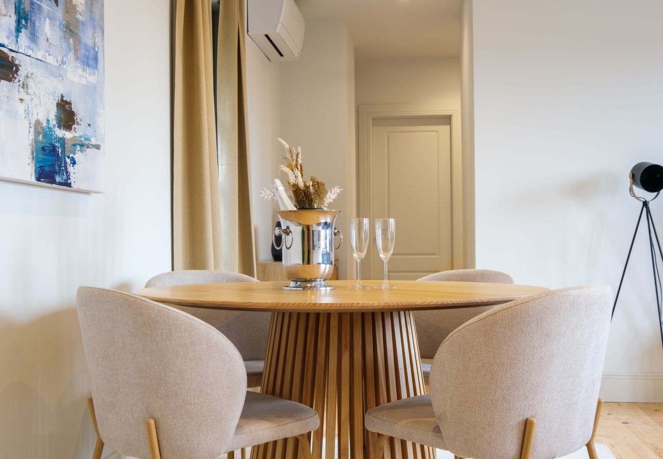 Apartment in Porto - Art Deco 42 Luxury 2BR Apartment Downtown Metro AC