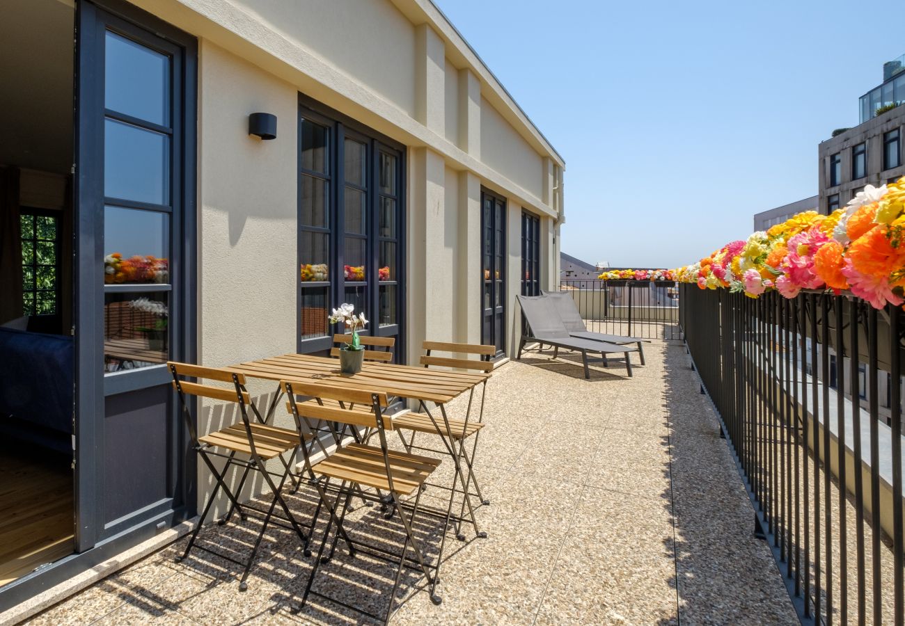 Apartment in Porto - Art Deco 42 Luxury 2BR Apartment Downtown Metro AC