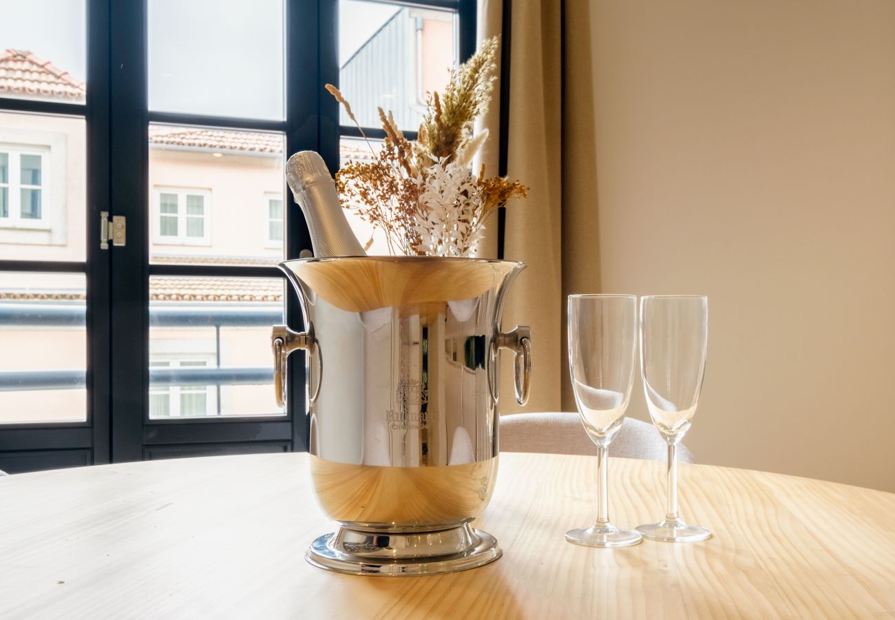 Apartment in Porto - Art Deco 23 Luxury 2BR Apartment Downtown Metro AC
