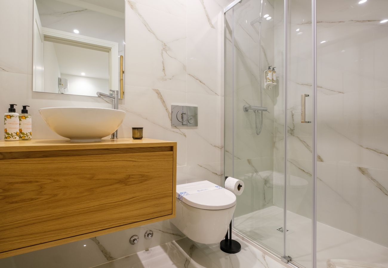 Apartment in Porto - Art Deco 23 Luxury 2BR Apartment Downtown Metro AC