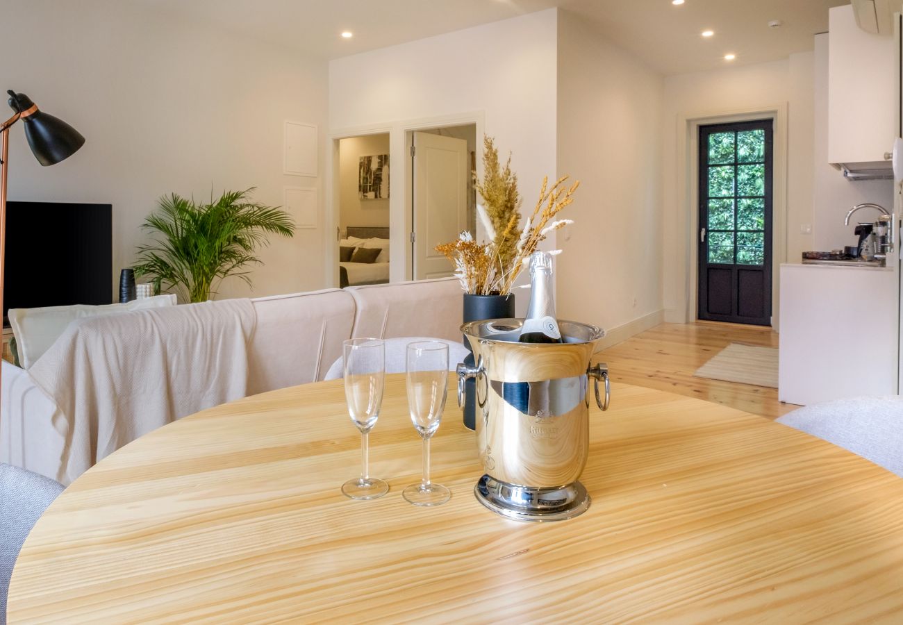 Apartment in Porto - Art Deco 23 Luxury 2BR Apartment Downtown Metro AC