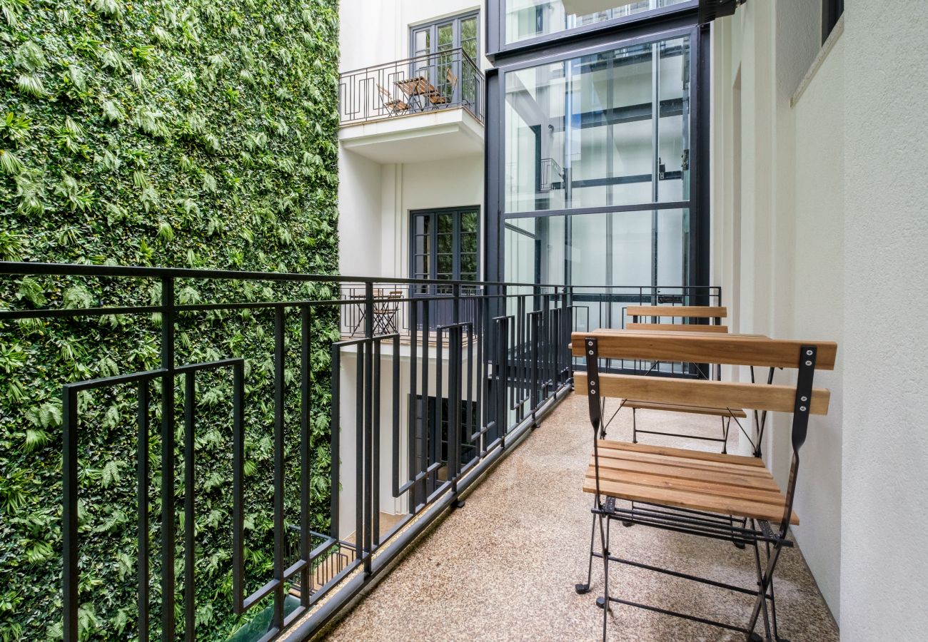Apartment in Porto - Art Deco 23 Luxury 2BR Apartment Downtown Metro AC