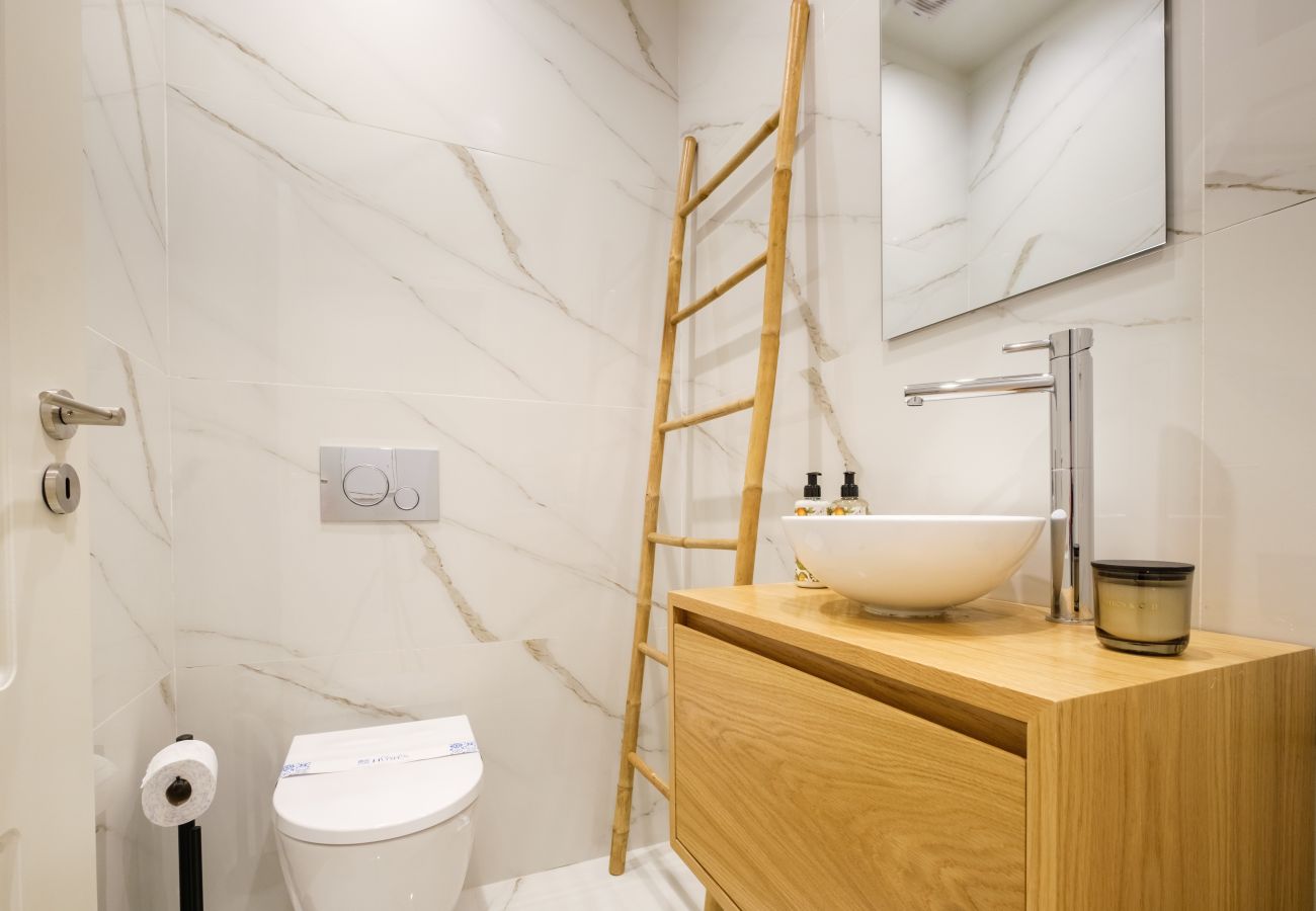 Apartment in Porto - Art Deco 21 Luxury 2BR Apartment Downtown Metro AC