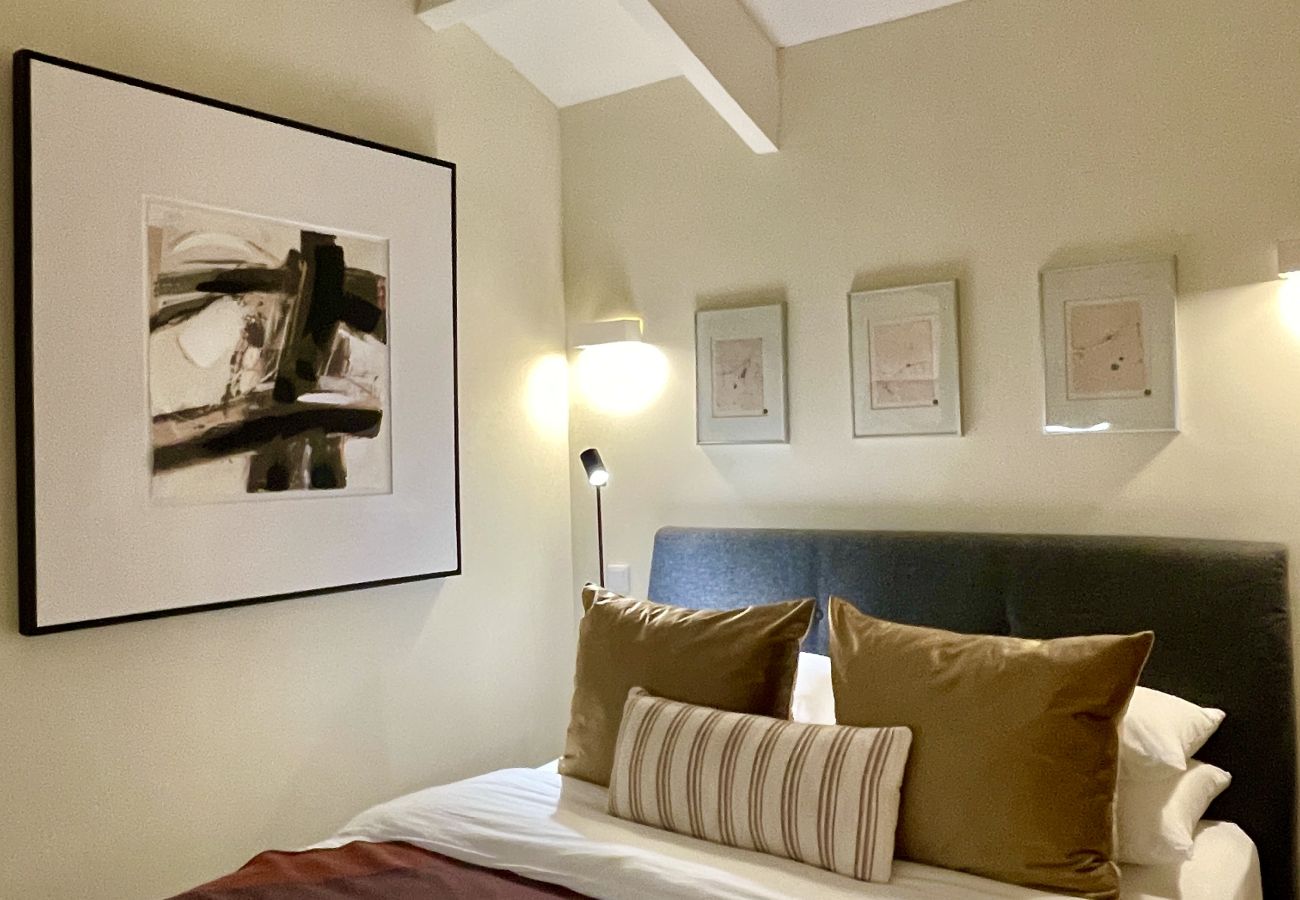 Apartment in Porto - Vaulted Loft-Baroque Chapel St.-Steps from Aliados