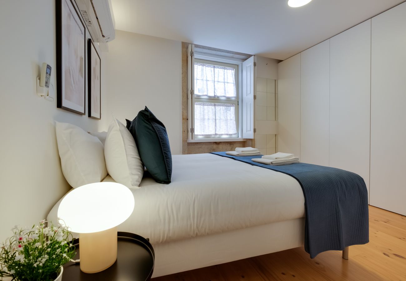 Apartment in Porto - Cedofeita Balcony Apartment W/ AC Downtown