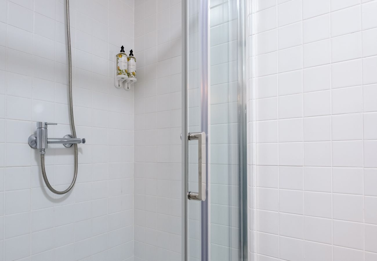 Apartment in Porto - Cedofeita Balcony Apartment W/ AC Downtown