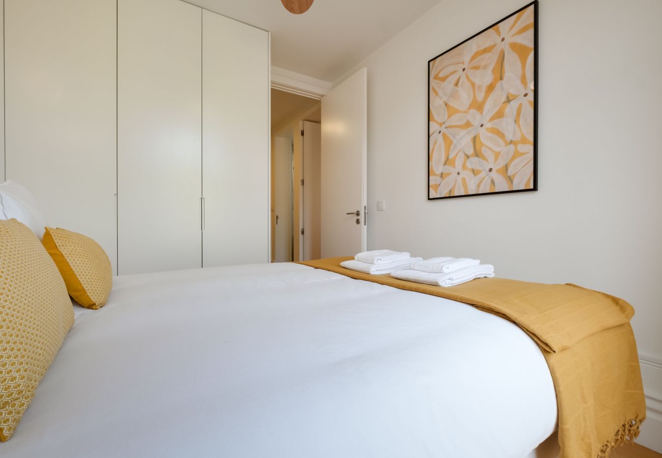 Apartment in Porto - Cedofeita Balcony Apartment W/ AC Downtown