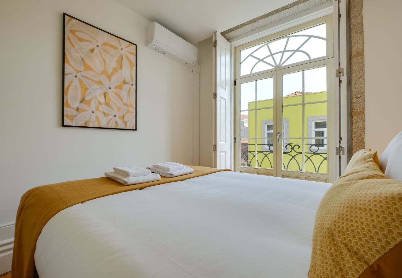 Apartment in Porto - Cedofeita Balcony Apartment W/ AC Downtown