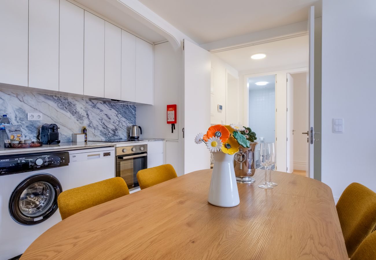 Apartment in Porto - Cedofeita Balcony Apartment W/ AC Downtown